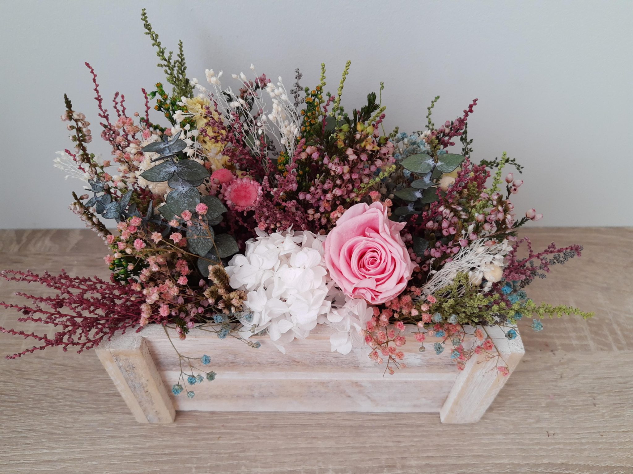 Centro de flores con rosa y hortensia blanca –